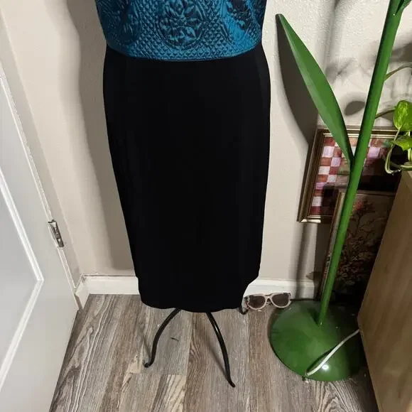 Kay Unger Sleeveless V Neck Sheath Dress 6 - Picture 3 of 11